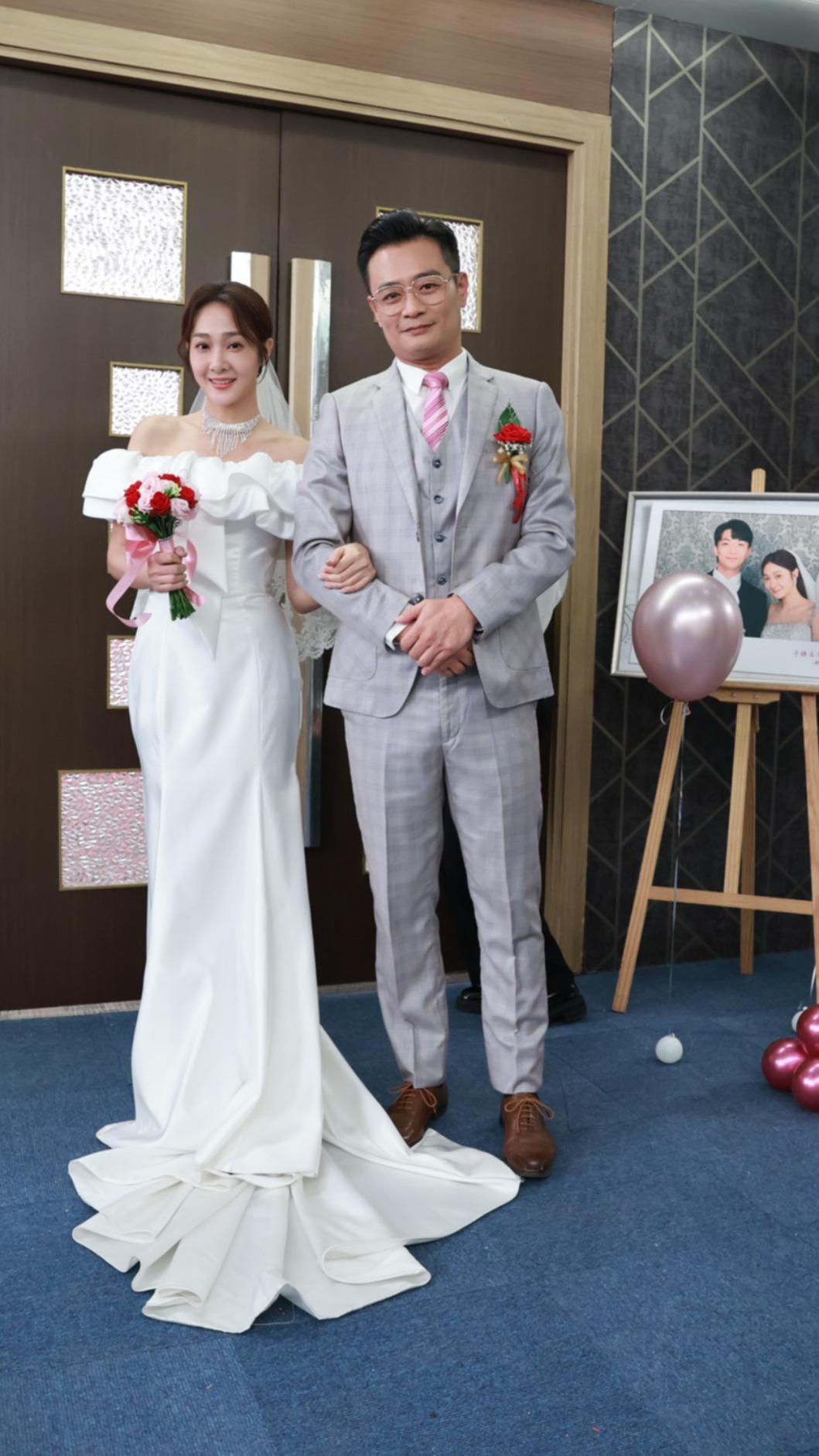 邱子芯(左)披上婚紗。(圖/三立提供)