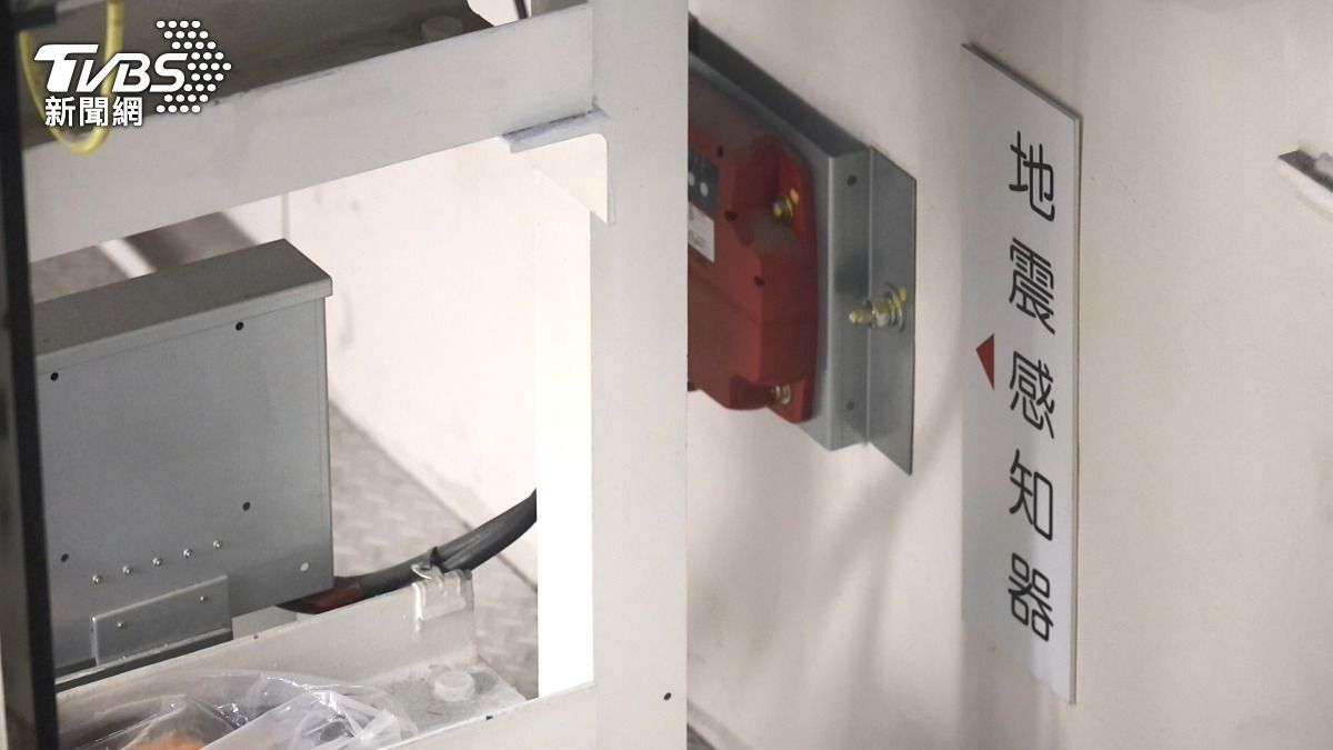 日本電梯會在底部設置地震儀，提早偵測地震震動跡象。(圖／陳宥翔攝)