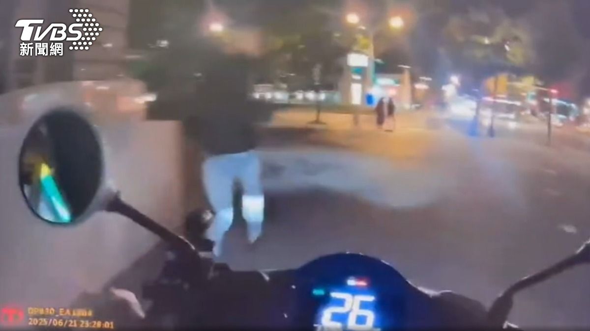 警追通緝犯摔車負傷逮人。(圖/TVBS)