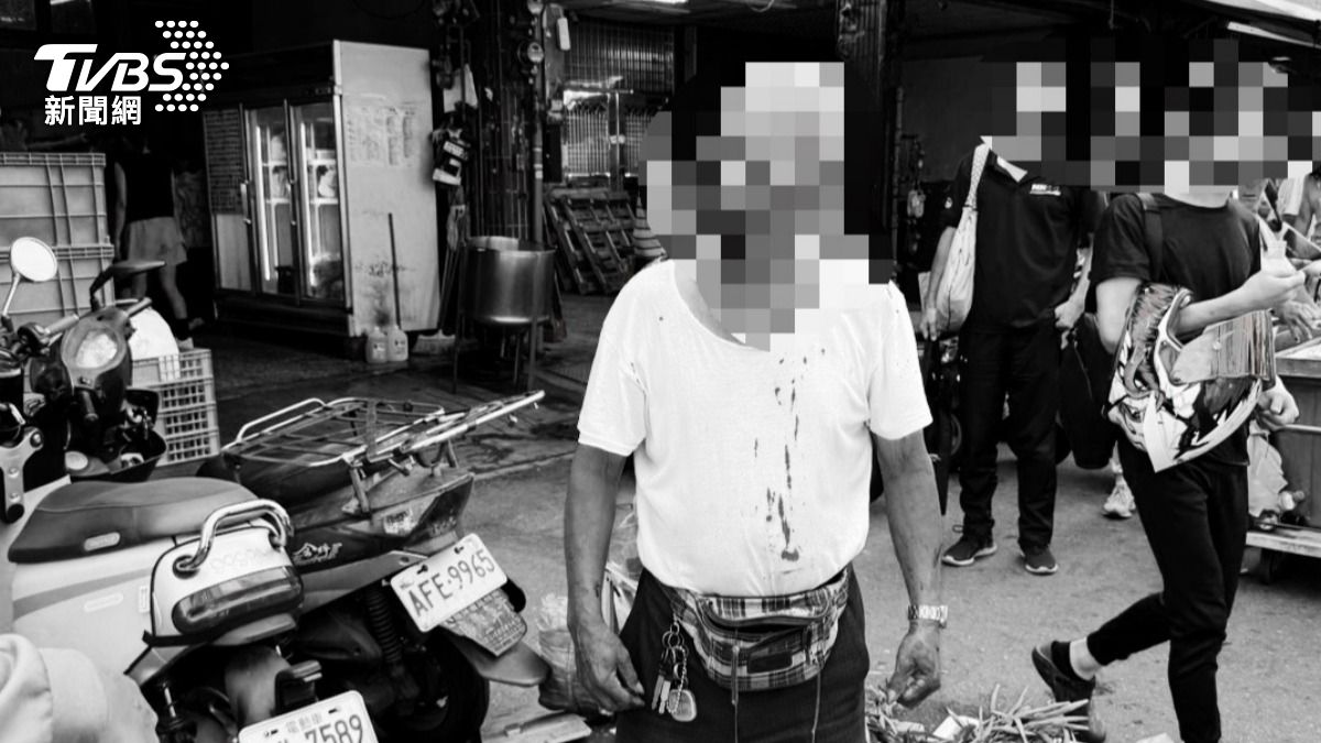 老翁臉部被毆打到鮮血不斷流出,就連衣服上也都沾有血跡。(圖/TVBS)