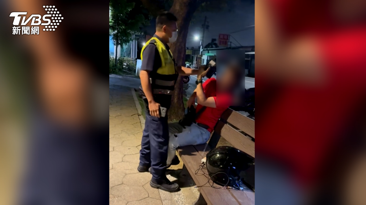 警民街上互拍！醉男拍照干擾勤務　副所長「手機貼臉」反制。（圖／TVBS）