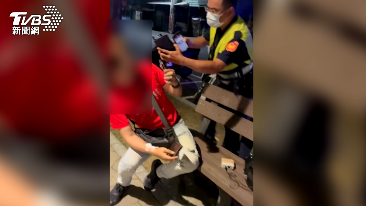 36歲男干擾警執勤　「互拍」畫面曝光。（圖／TVBS）