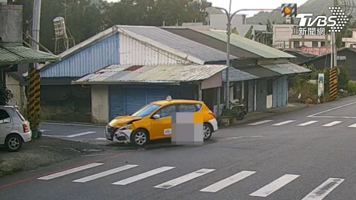 花蓮驚悚車禍!小客車擦撞計程車 下秒「失控撞爛民宅」