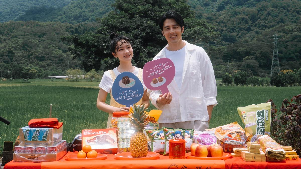 胡宇威(右)和李玲葦回歸《就算一個人也可以好好的吃飯2》。(圖/公視+提供)