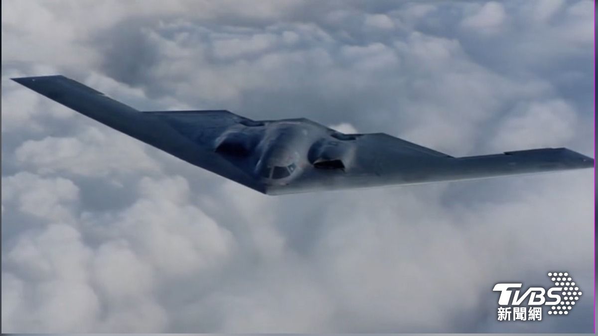 在這次襲擊伊朗的行動中,美軍B-2就靠著加油機連續飛行了37個小時。(圖/Northrop Grumman)