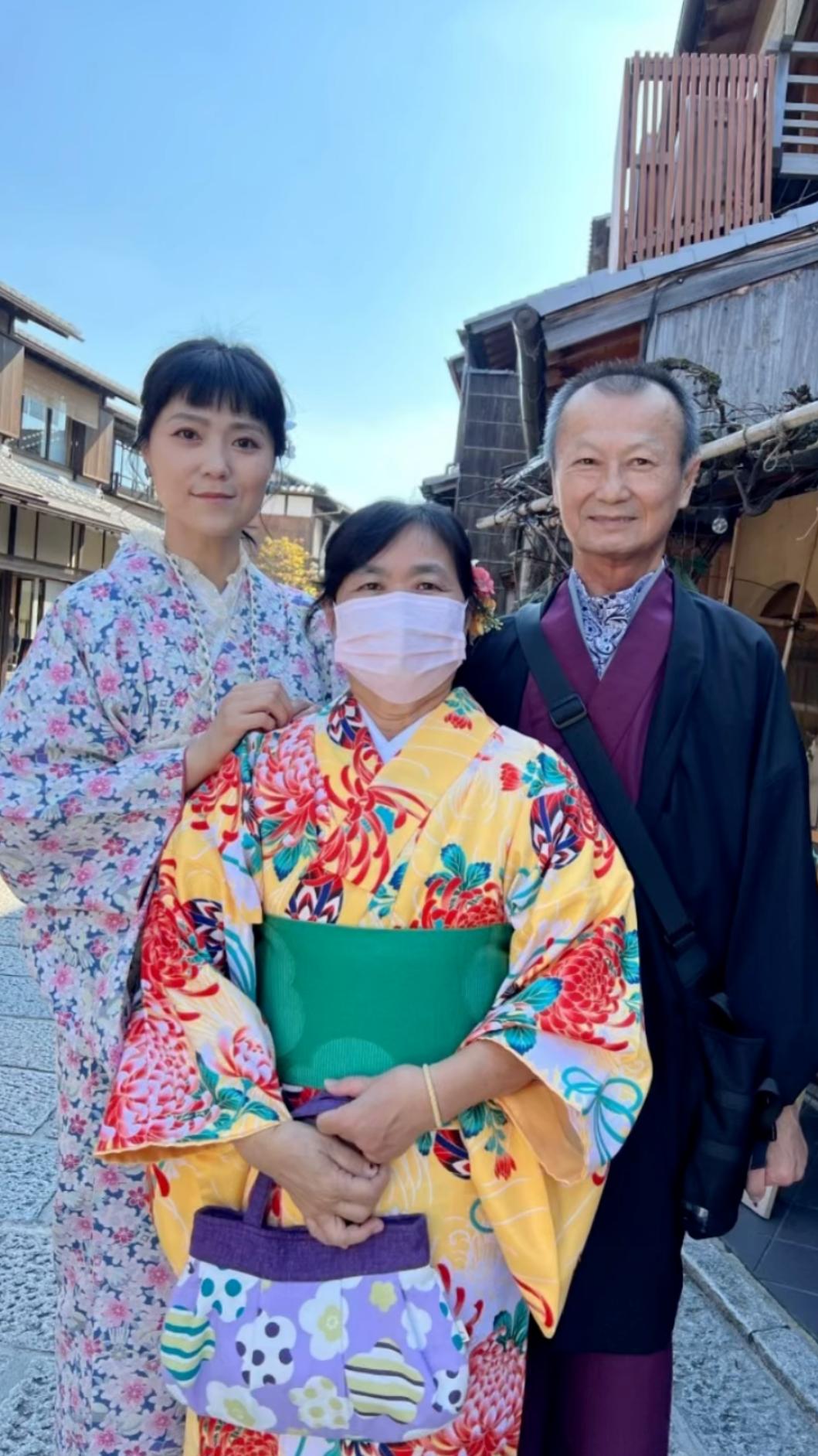 曹雅雯帶著爸媽四處玩。(圖/翻攝自曹雅雯IG)