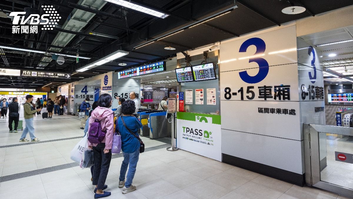台鐵道歉了!旅客出站「找嘸刷卡處」 站務員失控咆哮:眼瞎了喔?