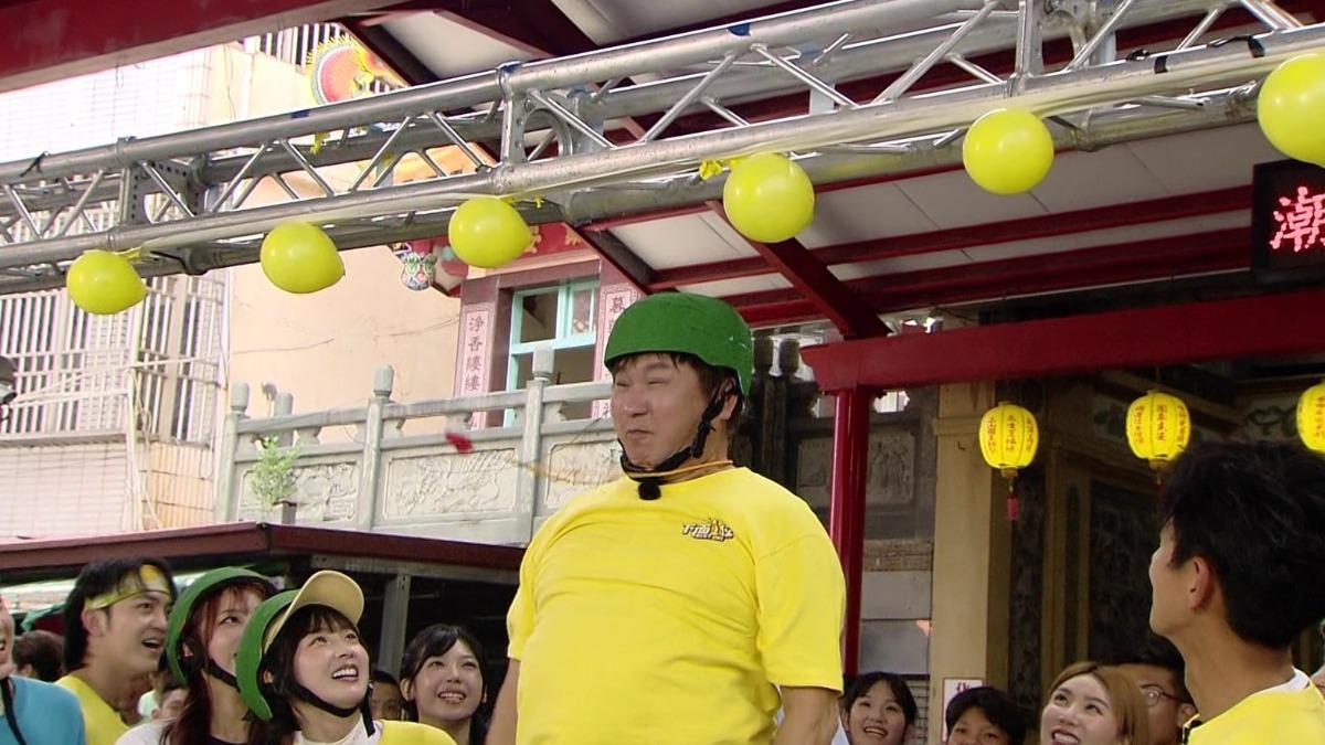 胡瓜奮力撞破氣球。(圖/民視提供)