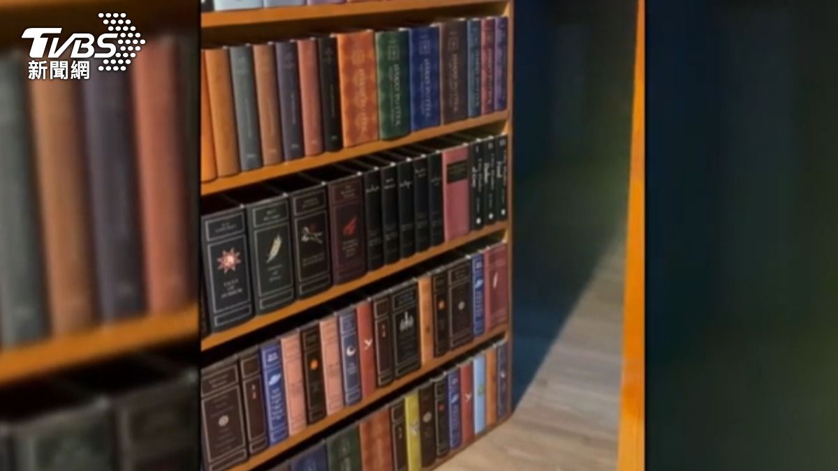有餐酒館大門口搞得像是書櫃，按書本才能推開暗門。（圖片來源／shain.food ig）