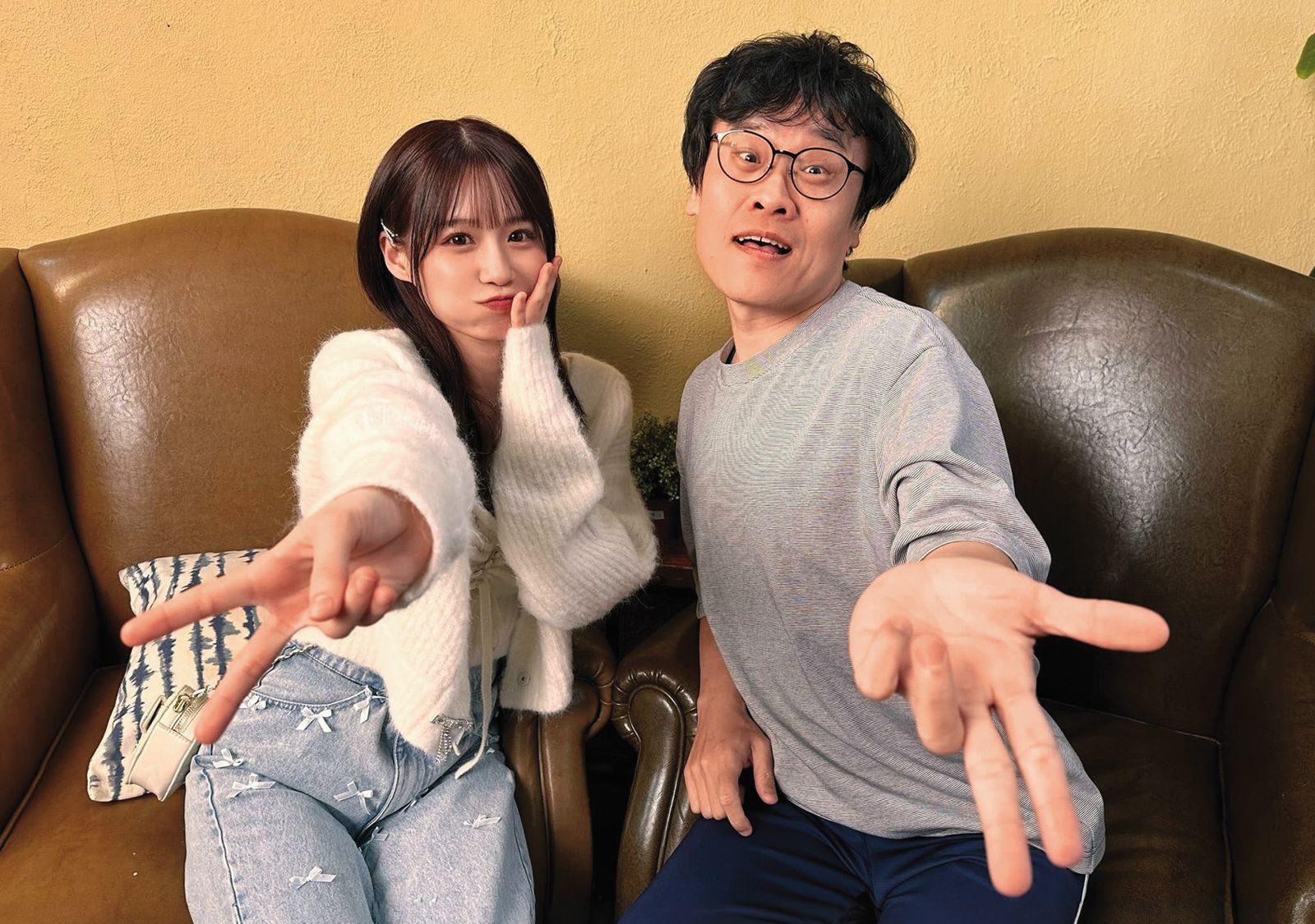 劍浣春秋（右）曾在YouTube頻道分享與逾200位女優合作的幕後經驗。左為未步奈奈。（圖／翻攝自黃正臉書）