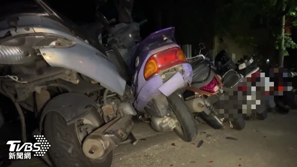 台中男違規拒檢!失控橫掃「46台汽機車」留爛攤子跑了