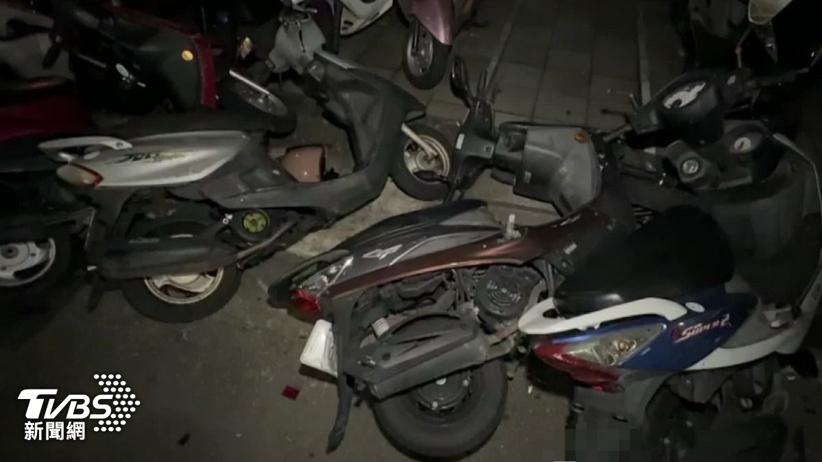 黑色轎車違規拒檢,一路橫掃路旁汽機車。(圖/TVBS)