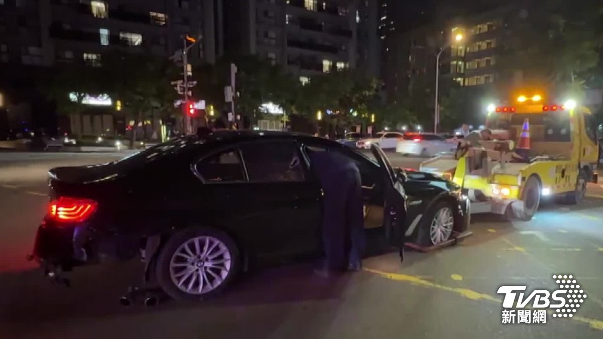 拒檢的轎車駕駛棄車逃跑。(圖/TVBS)