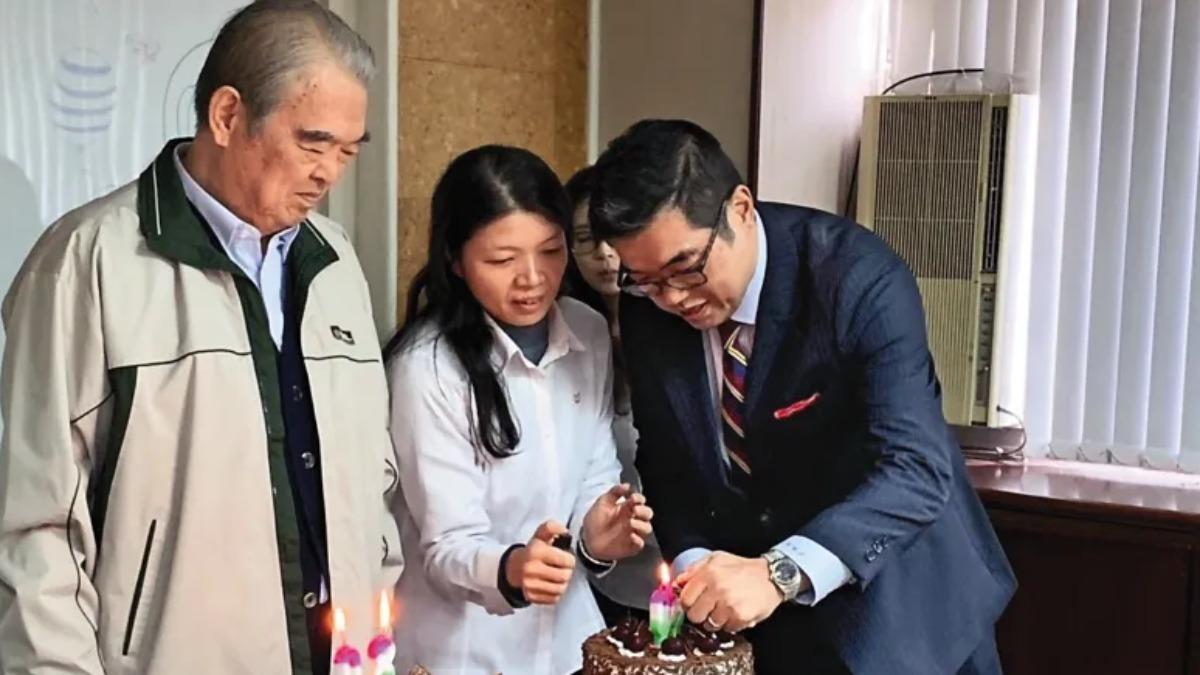 福懋油創辦人許忠明(左一)希望重振福懋油市場威望,傳給子孫(右一為兒子許逸群)繼續正常經營。(圖/福懋油提供)