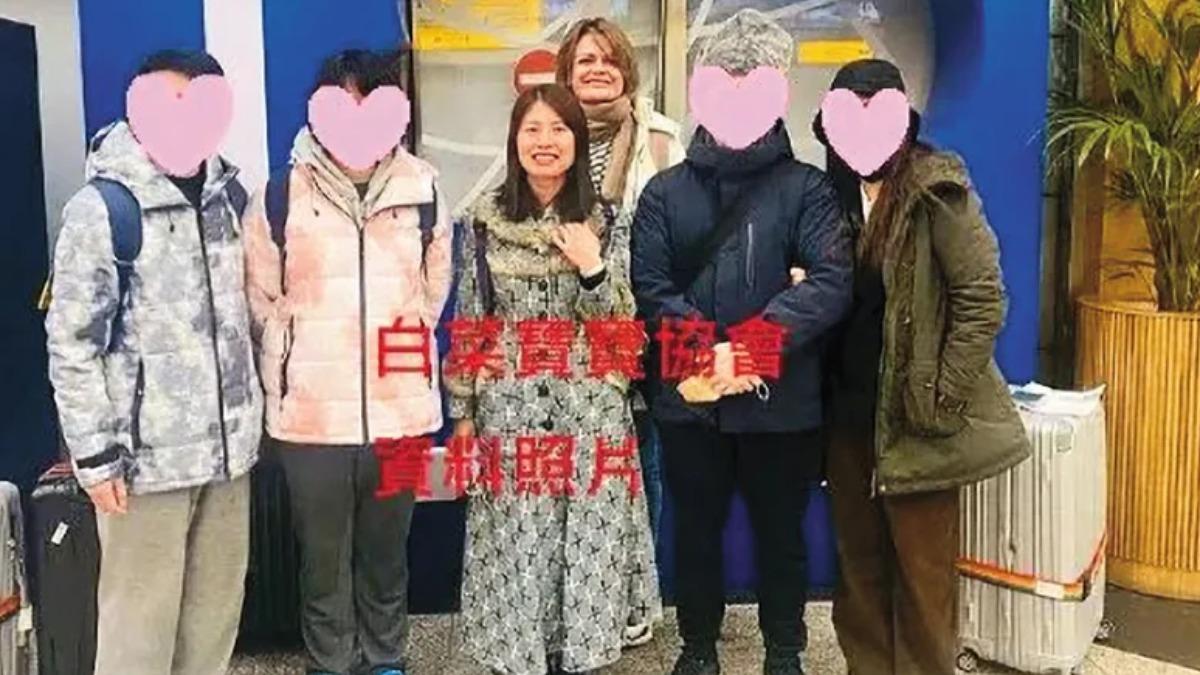白菜寶寶協會官網上,有許多吳素慧帶著委託人前往國外尋求代孕的照片。(圖/翻攝自白菜寶寶協會官網)
