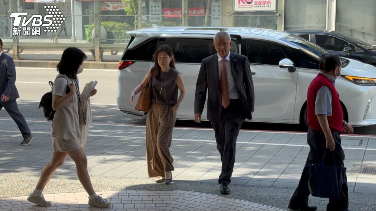 新光人壽副董洪士琪早上抵達股東會現場。（圖／謝佩穎攝）
