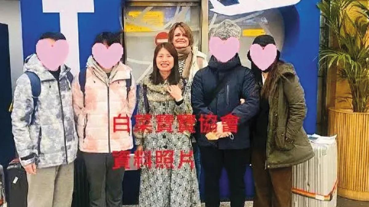 白菜寶寶協會官網上，有許多吳素慧帶著委託人前往國外尋求代孕的照片。（圖／翻攝自白菜寶寶協會官網）