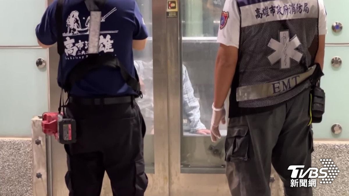 一名80歲的老人受困電梯內。（圖／TVBS）
