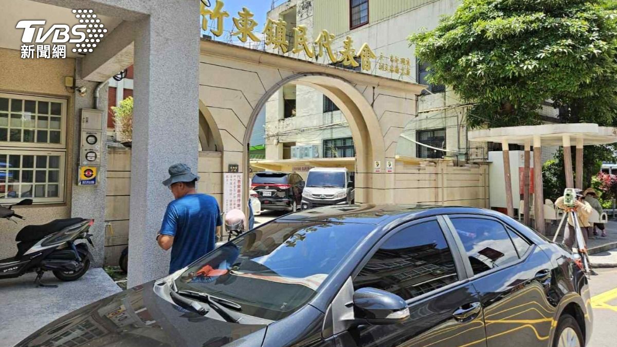 太扯!地政人員現場鑑界遭水泥車撞飛 忍痛繼續工作