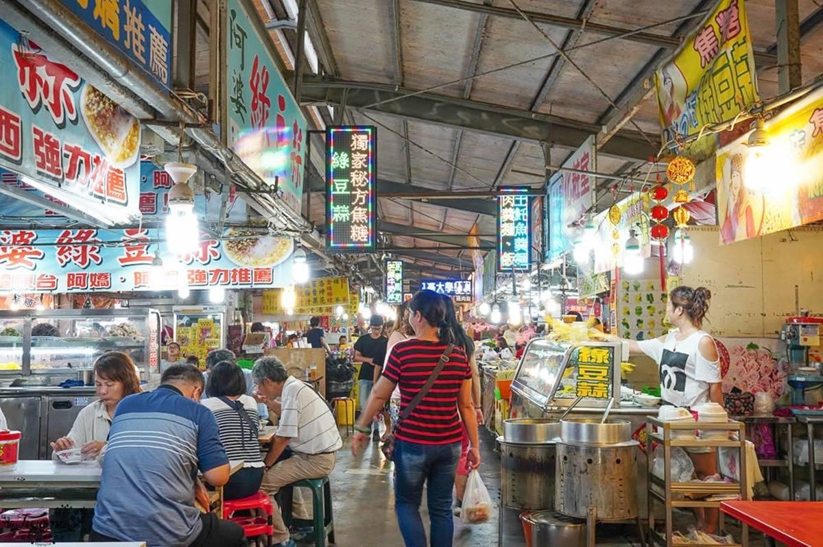 「車城福安宮」設有美食市集,可以品嘗小吃、選購伴手禮。(圖/緹雅瑪 美食旅遊趣提供)