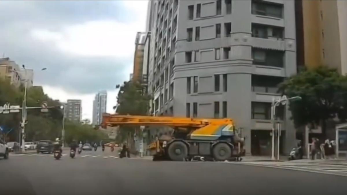 民眾提供吊車肇事當下畫面。（圖／民眾提供）