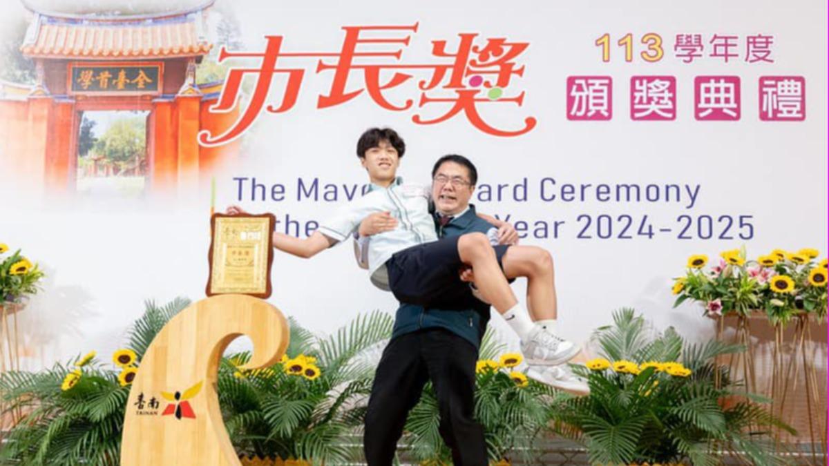 每位得獎者是使出渾身解數。（圖／翻攝自黃偉哲臉書）