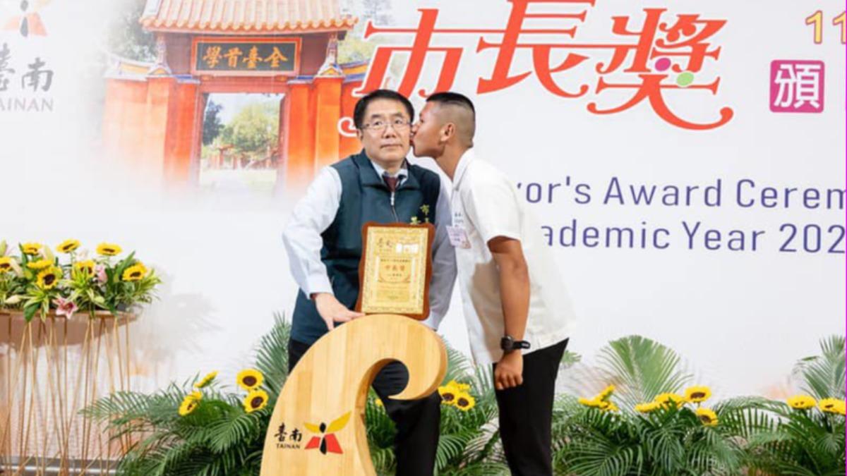 每位得獎者是使出渾身解數。（圖／翻攝自黃偉哲臉書）