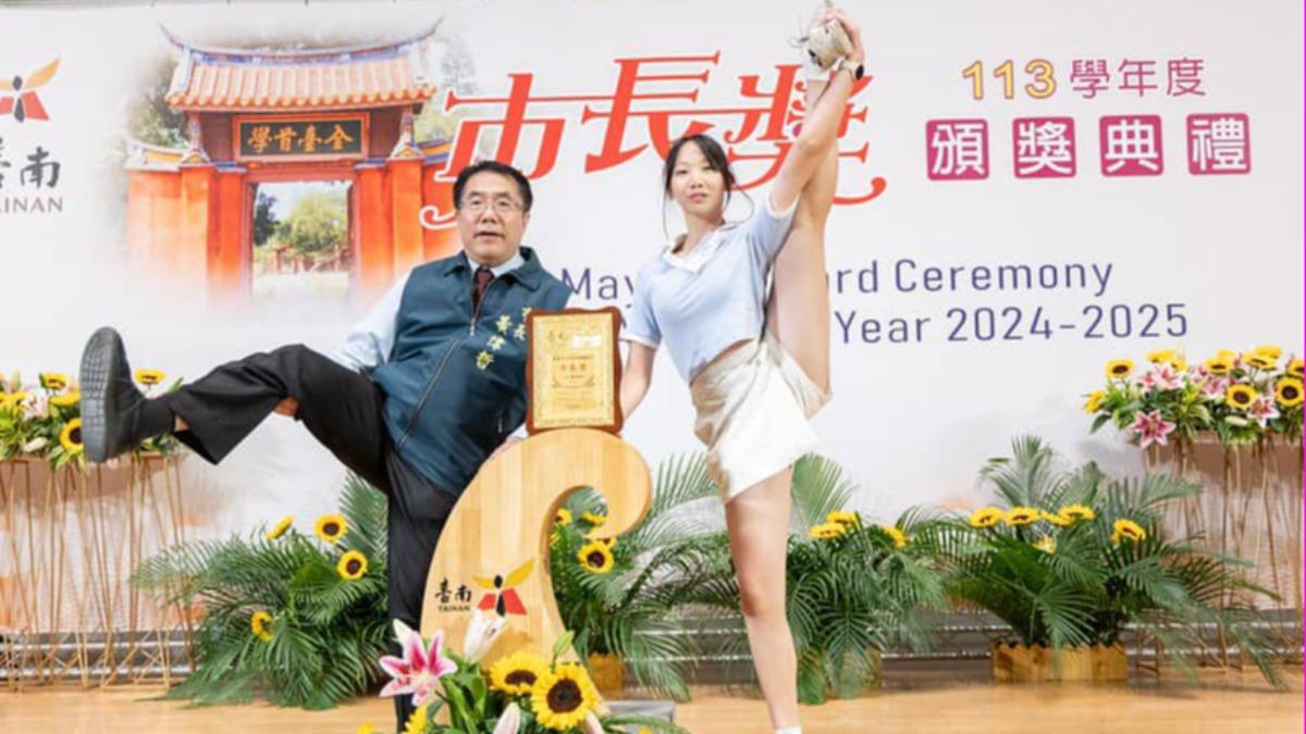 每位得獎者是使出渾身解數。（圖／翻攝自黃偉哲臉書）