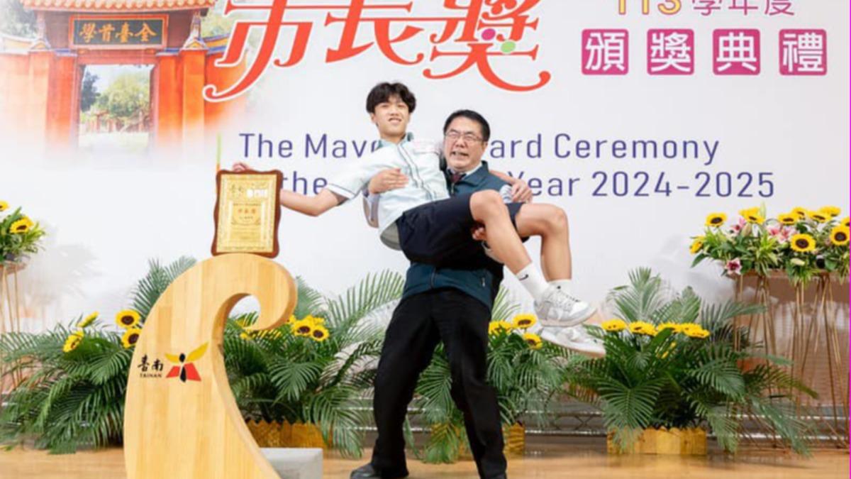 每位得獎者是使出渾身解數。（圖／翻攝自黃偉哲臉書）