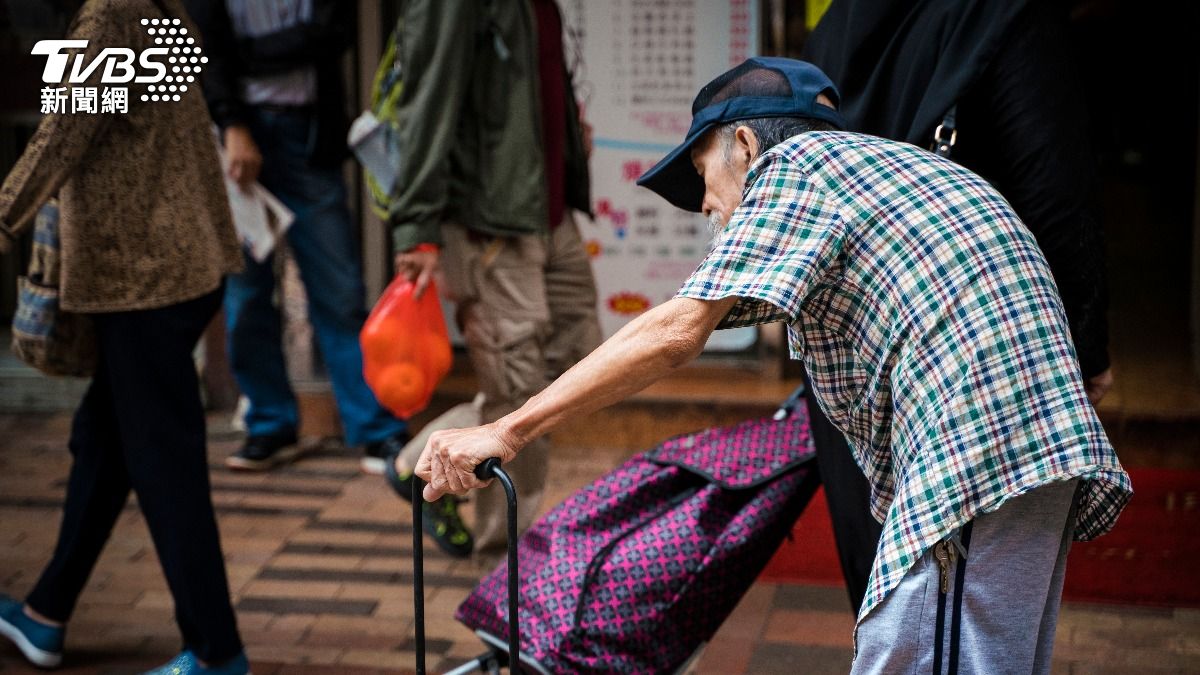 駝背不只影響外表!恐壓迫神經、影響消化功能 醫授「5招改善」