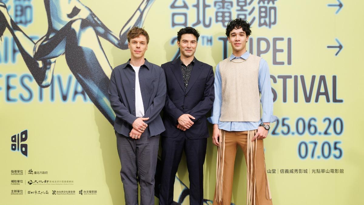 鳳小岳開手排車尋根「多2個兄弟」　瑞士導演靠《華燈初上》相中他