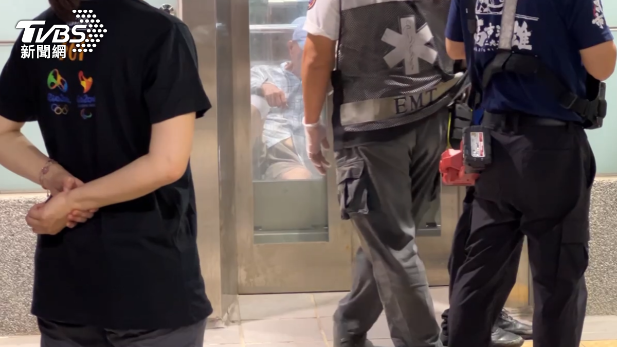 高雄一名82歲老翁，22號深夜，散步到輕軌真愛碼頭站，意外受困電梯內，1小時候才有電梯廠商到場協助脫困。（圖／TVBS）