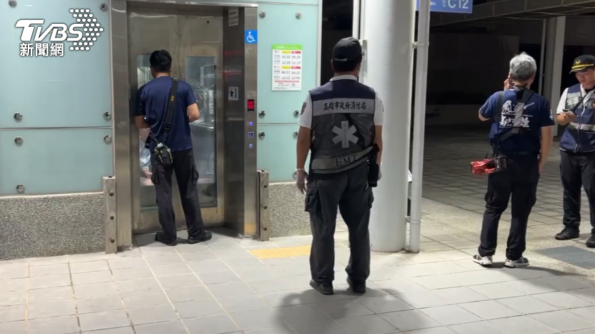 警方通知有民眾受困時，行控中心有透過緊急對講機與老翁進行安撫，並確認他當時的狀況安全無虞。（圖／TVBS）
