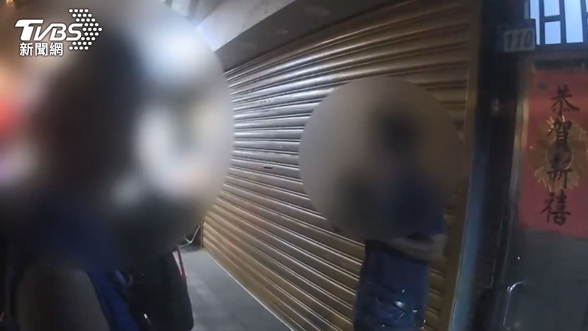 住戶不滿滷味攤占用騎樓擋住出入,大聲咆哮。 (圖/TVBS)
