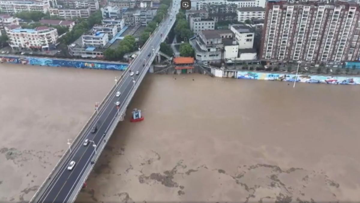 空拍畫面顯示,整座城市幾乎被洪水吞沒,民宅一樓完全泡在水中。(圖/CCTV+)