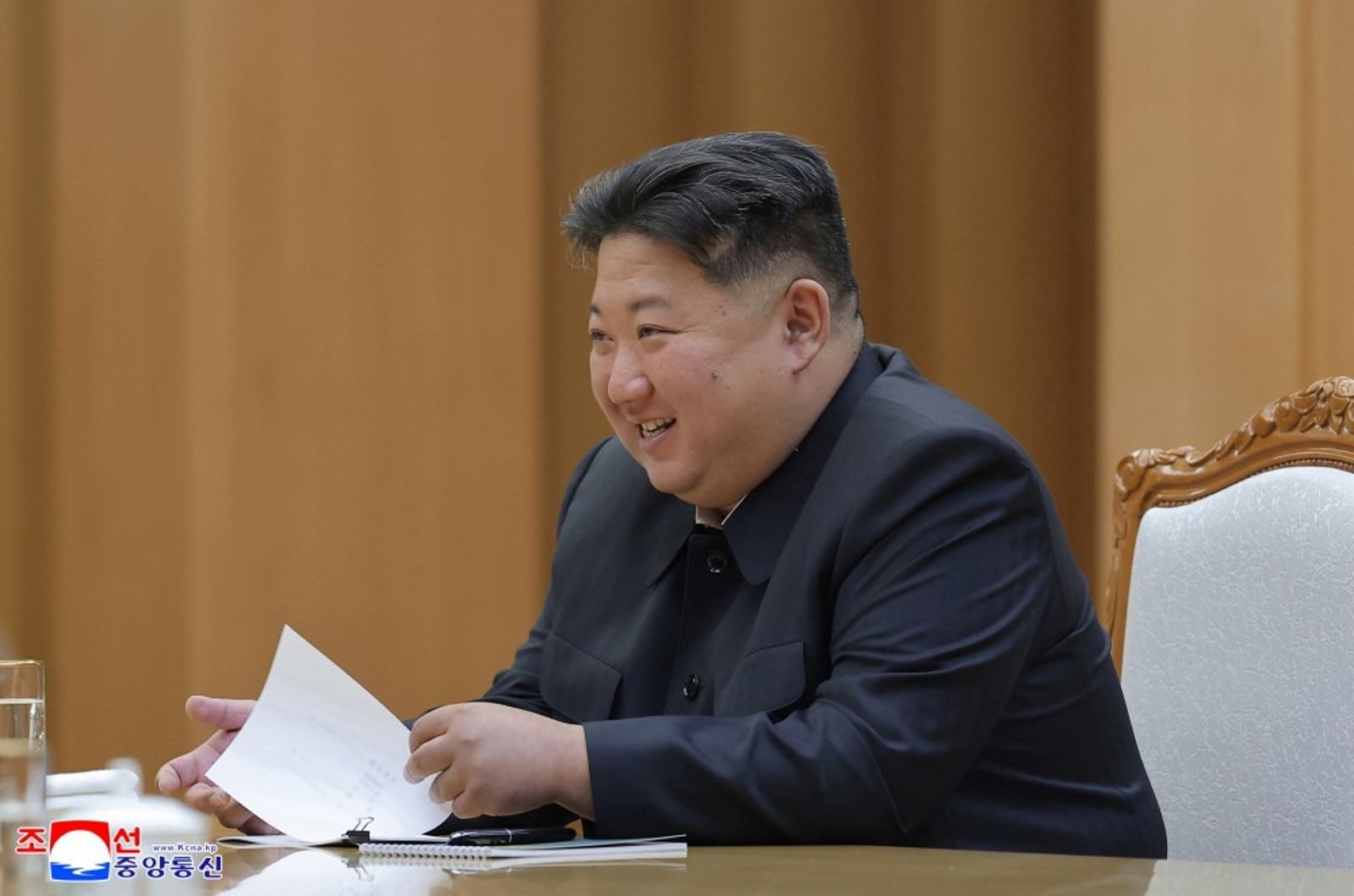 爺爺、老爸都靠邊　金正恩壁畫占C位！外界解讀2原因