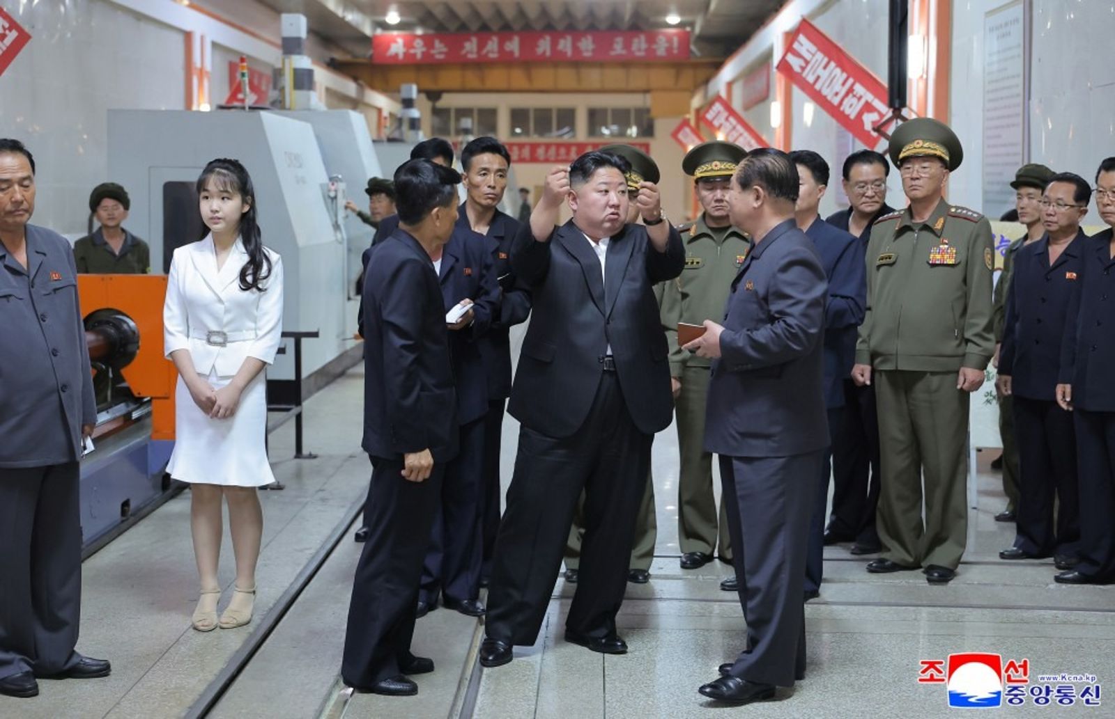 金正恩之女金朱愛(白衣)近期頻繁跟隨父親考察。(翻攝自朝中社官網)