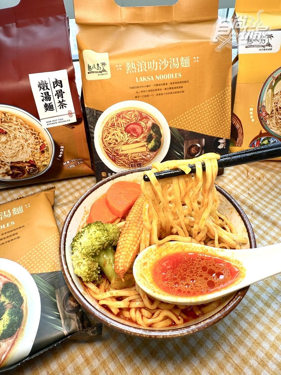 雖然是紅通通的湯底,實際嘗起來辣度溫和不嗆口。(圖/食尚玩家)