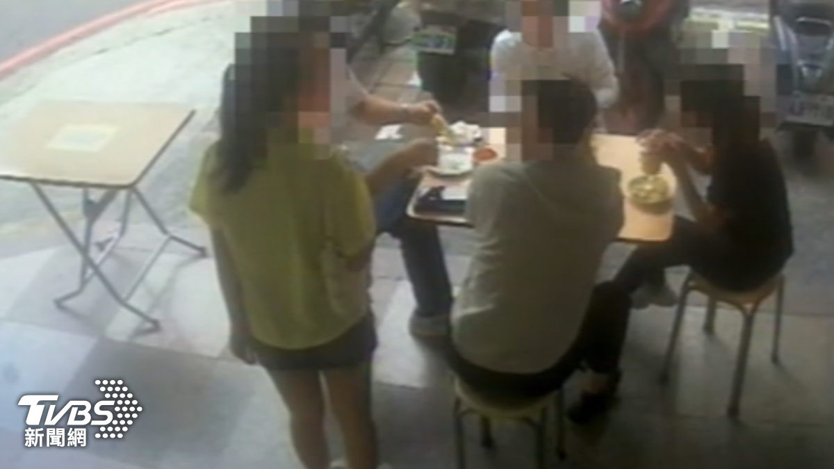 女制服日穿母校制服遭言語騷擾質問對方。（圖／TVBS）