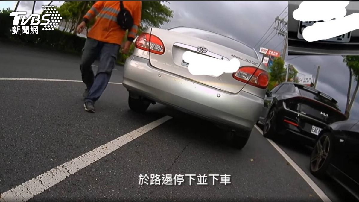 雲林斗六大學路汽機車行車糾紛，汽車駕駛路邊停車下來理論。(翻攝threads@castroross