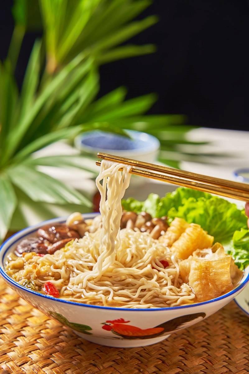 「肉骨茶燉湯麵」特別使用無鹽麵體,成分健康少負擔。(圖/熱浪島提供)