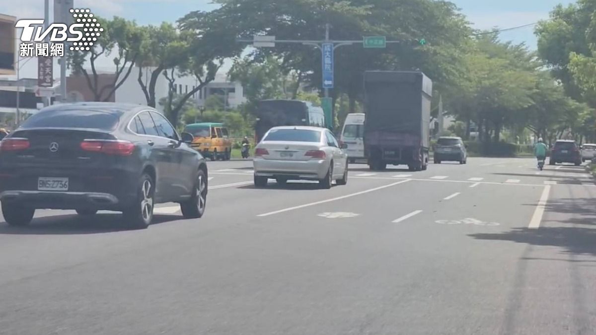 斗六大學路劃設雙線快車道和機慢車道，外線快車道是汽機車混合道，汽機車都可行駛。