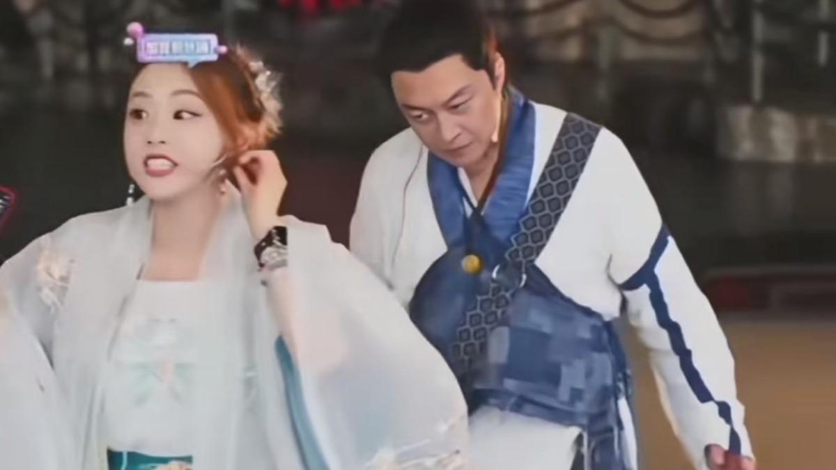 馬景濤(右)昏倒前眼神渙散腳步踉蹌。(圖/翻攝自抖音)