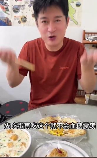 資深藝人黃安悄悄返台,在豆漿店用餐。(圖/翻攝黃安微博)