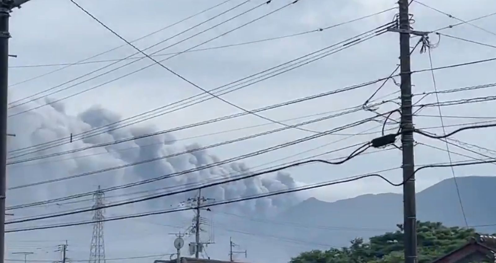畫面曝光!日本九州新燃岳火山「時隔7年再度噴發」 當地發布二級警戒