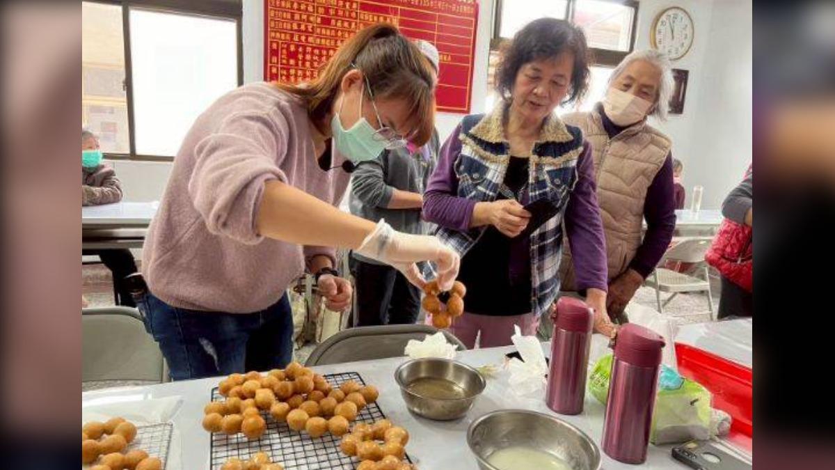 吳小姐教導長輩們製作甜甜圈。（圖／講師吳小姐提供）