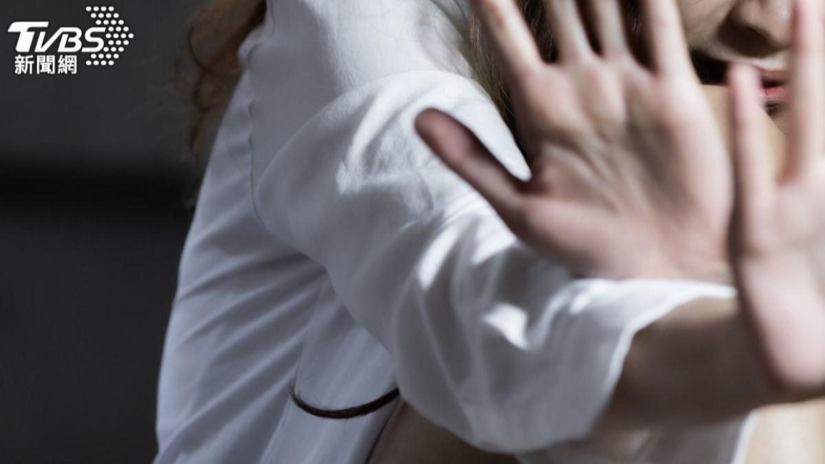 不爽傳播妹拿小費！女客「逼她脫光、拍裸照」　法院判決曝
