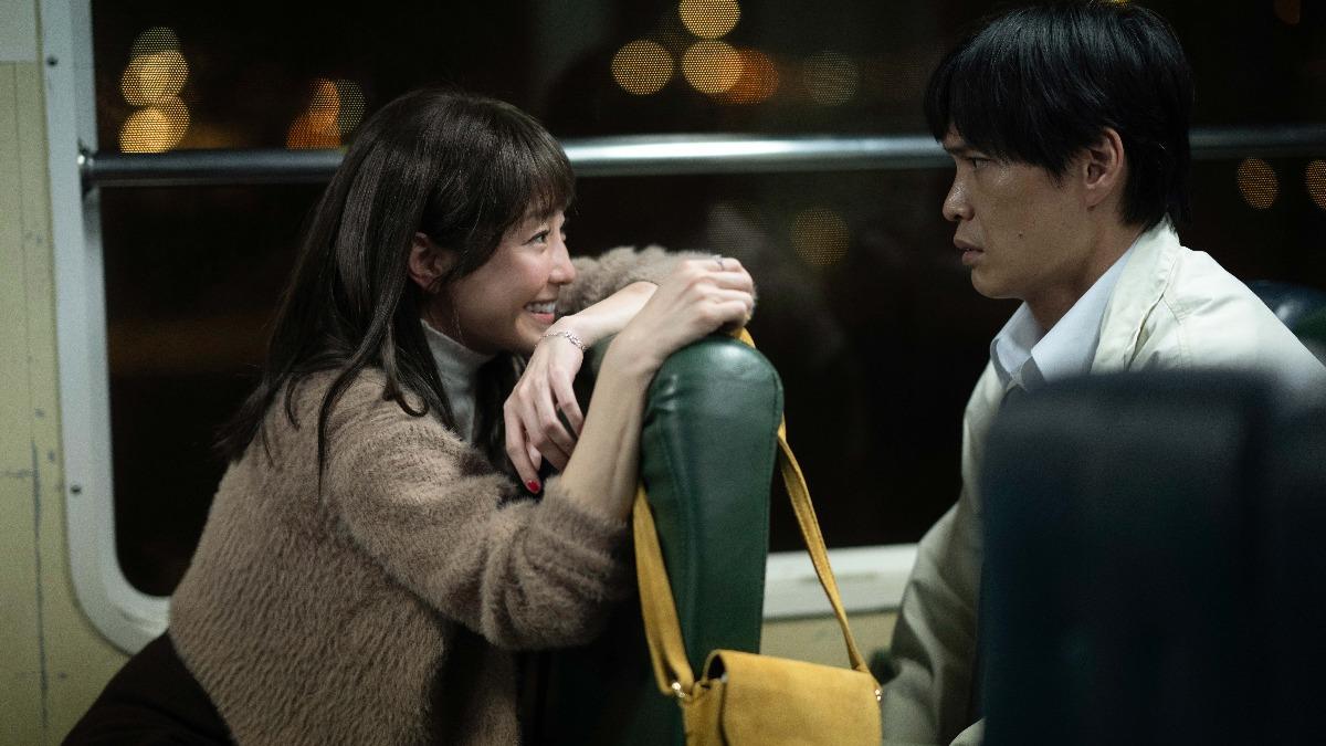 謝欣穎(左)接黃鐙輝口水反應自然。(圖/CATCHPLAY+、公視、大慕可可提供)