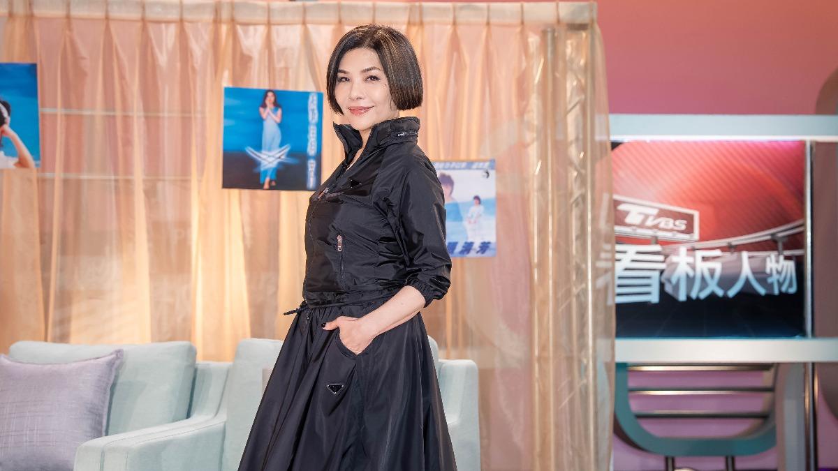 張清芳談起先前重返舞台的經驗,感動表示粉絲都還在。(圖/TVBS)