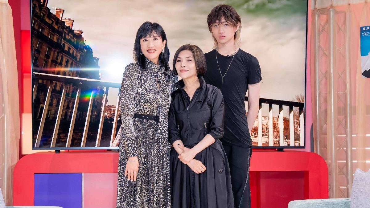 張清芳(中)攜大兒子Nathan(右)登上《TVBS看板人物》,左為主持人方念華。(圖/TVBS)